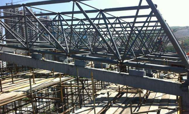 张家口简述网架公司的黑色压型钢板的吊装步履